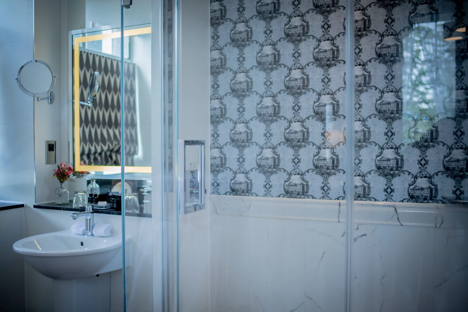 Classic Room bathroom at The Queens Hotel