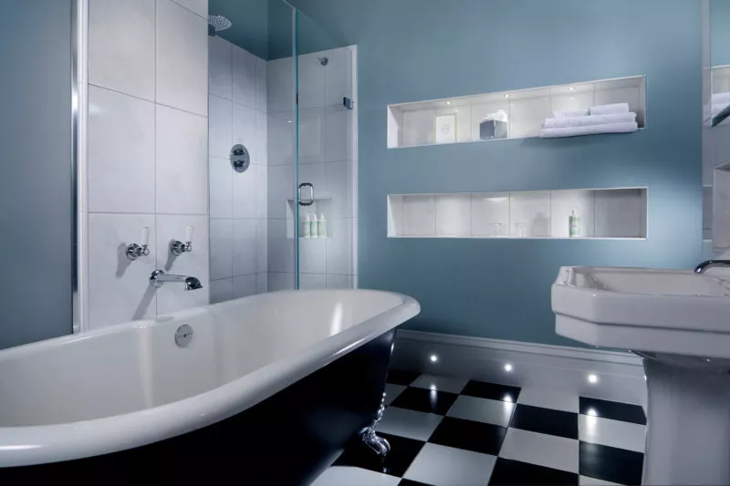 Queens Hotel Montpellier suite bathroom