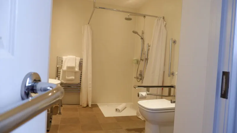Accessible bathroom The Queens Hotel